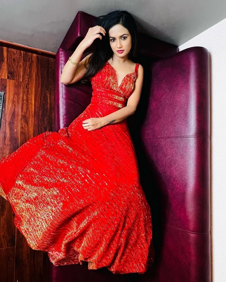 Ariyana Glory Amazing Photos In Red Dress