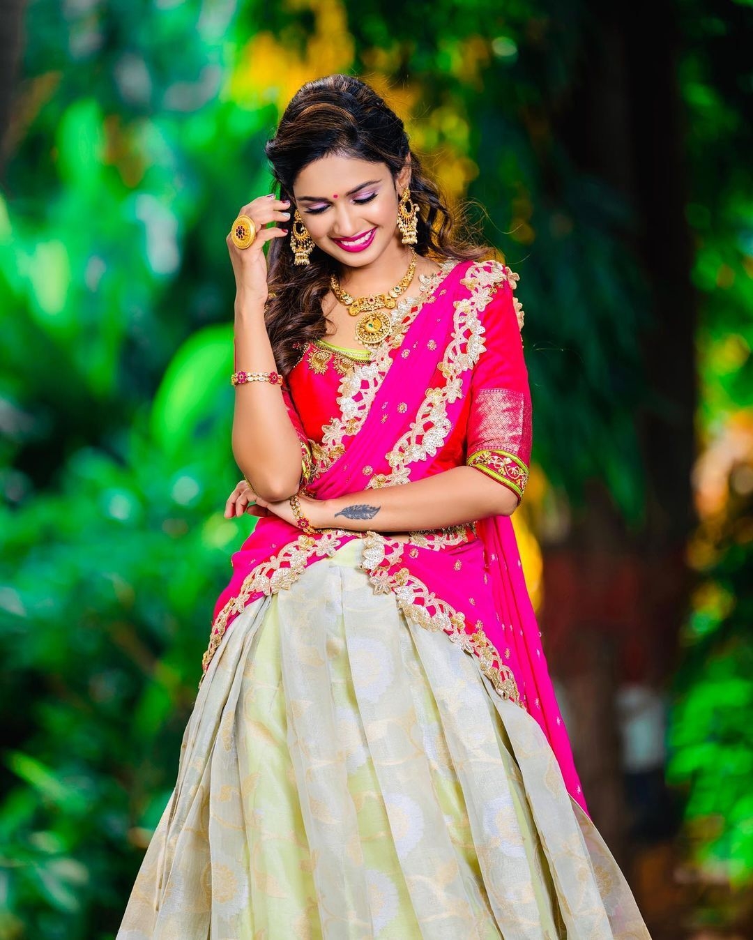 Ariyana glory latest saree photos