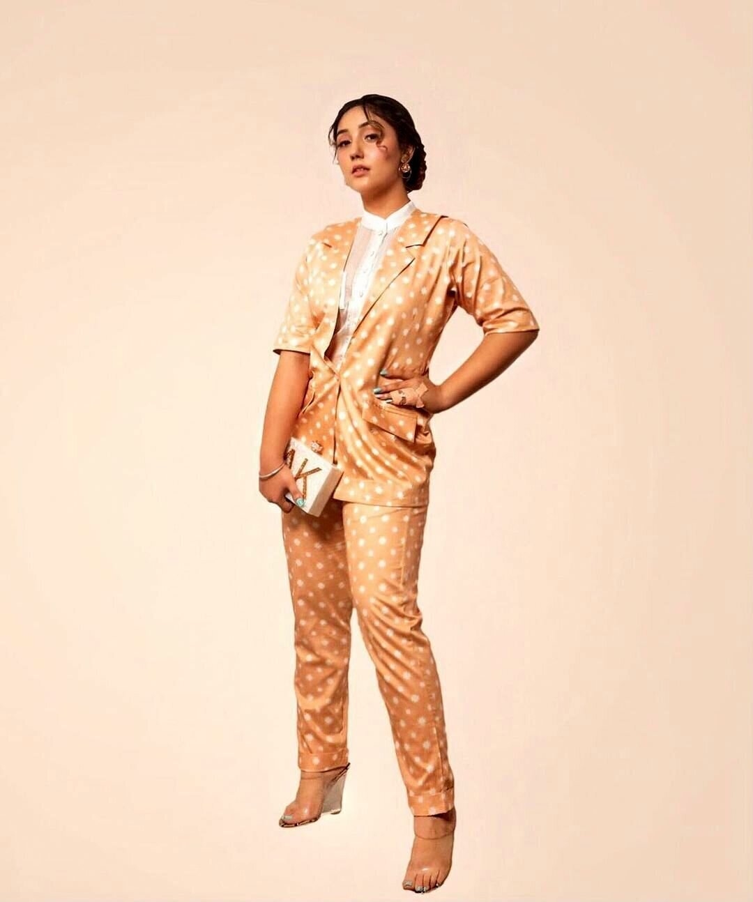 Ashnoor Kaur Photos In Insta