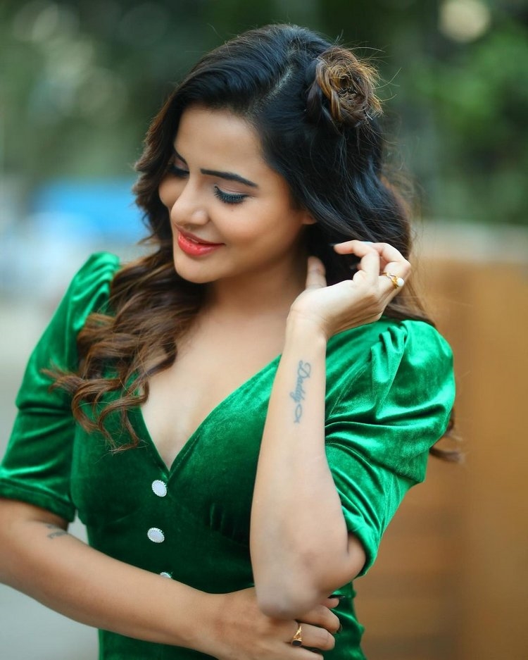 Ashu Reddy Amazing New Hot Stills