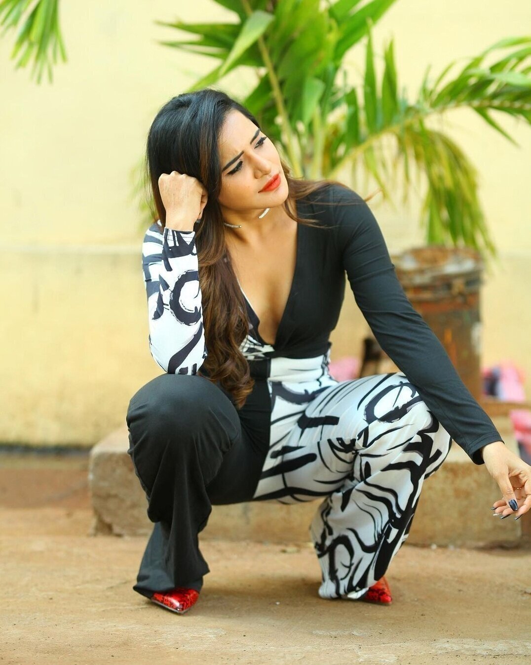 Ashu Reddy Hot Amazing Photo