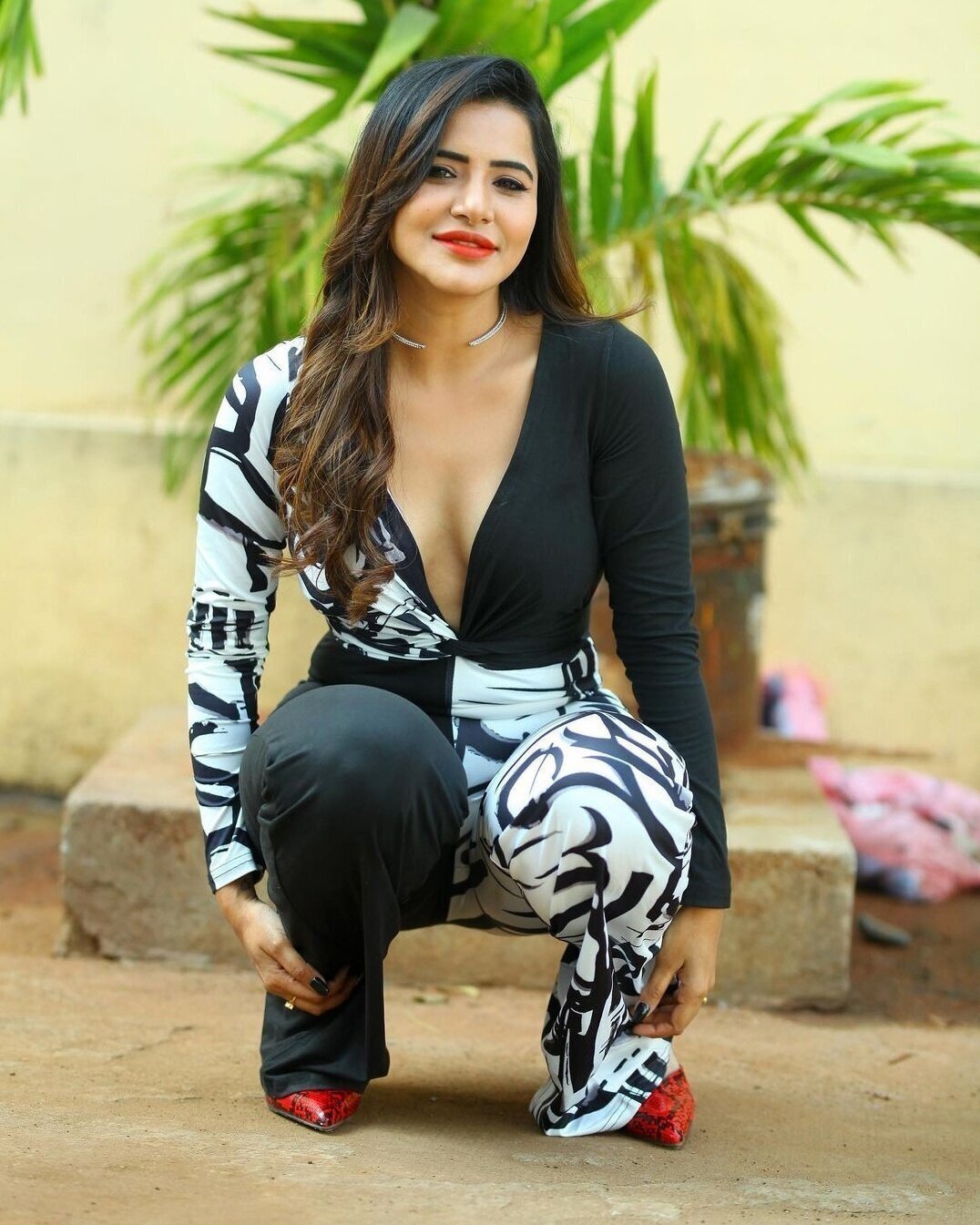 Ashu Reddy Hot Amazing Photo