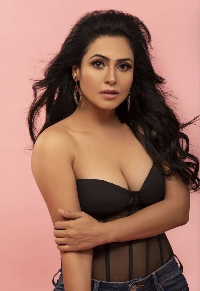 BiggBoss Contestant And Actress Nandini Rai Hot Images