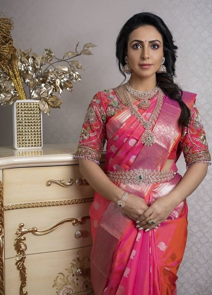 BiggBoss Contestant And Actress Nandini Rai Hot Images