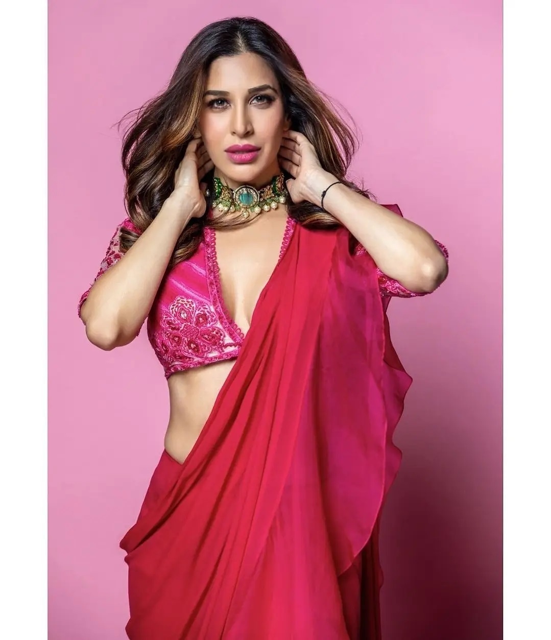 Bollywood Actress New Hot Images In Saree