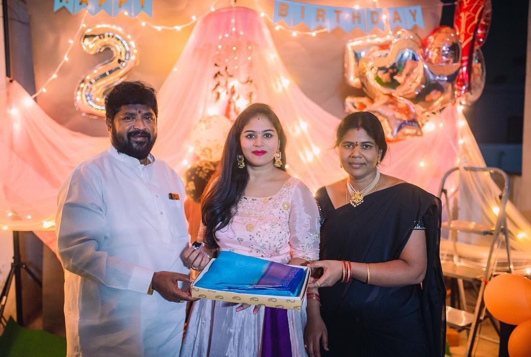 Deepthi Sunaina Latest Photos In Instagram