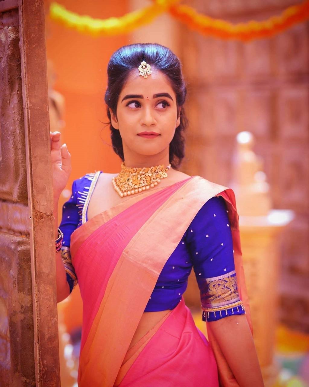 Deepthi Sunaina latest saree Photos