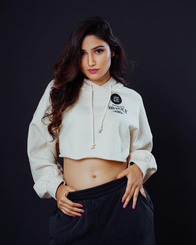 Donal Bisht Pics In Insta