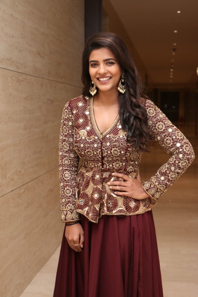 Dusky Beauty Actress Aishwarya Rajesh Images