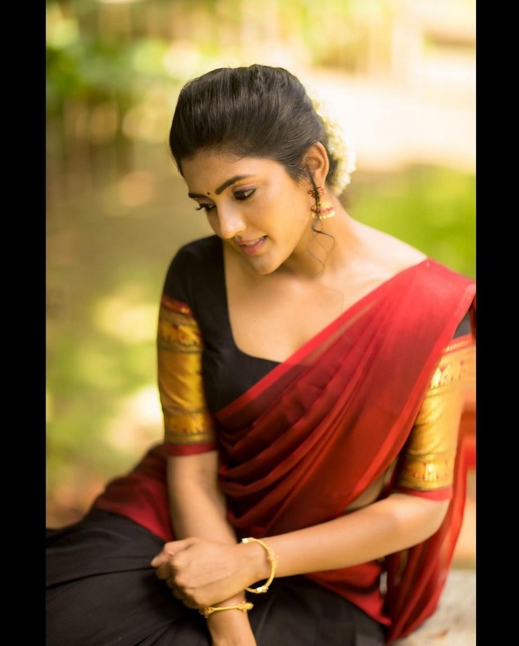 Eesha Rebba Hot Photos In Half Saree