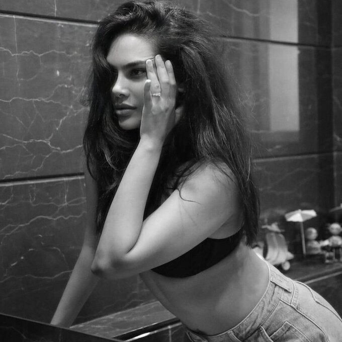 Esha Gupta New Photos In Insta