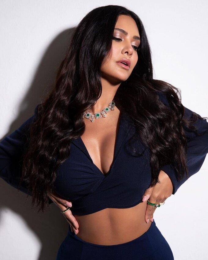 Esha Gupta New Photos In Insta