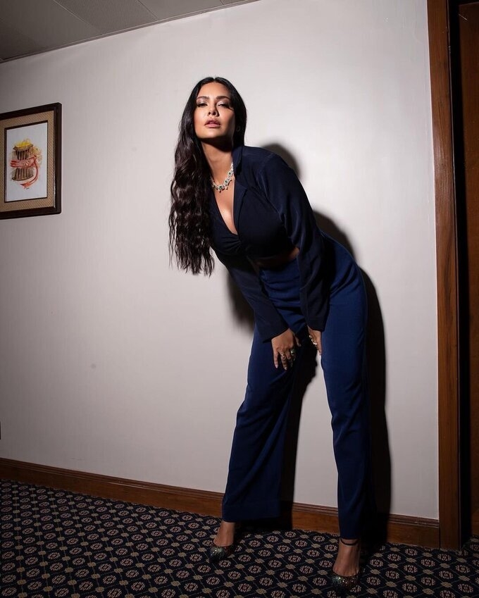 Esha Gupta New Photos In Insta