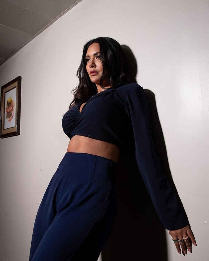 Esha Gupta New Photos In Insta