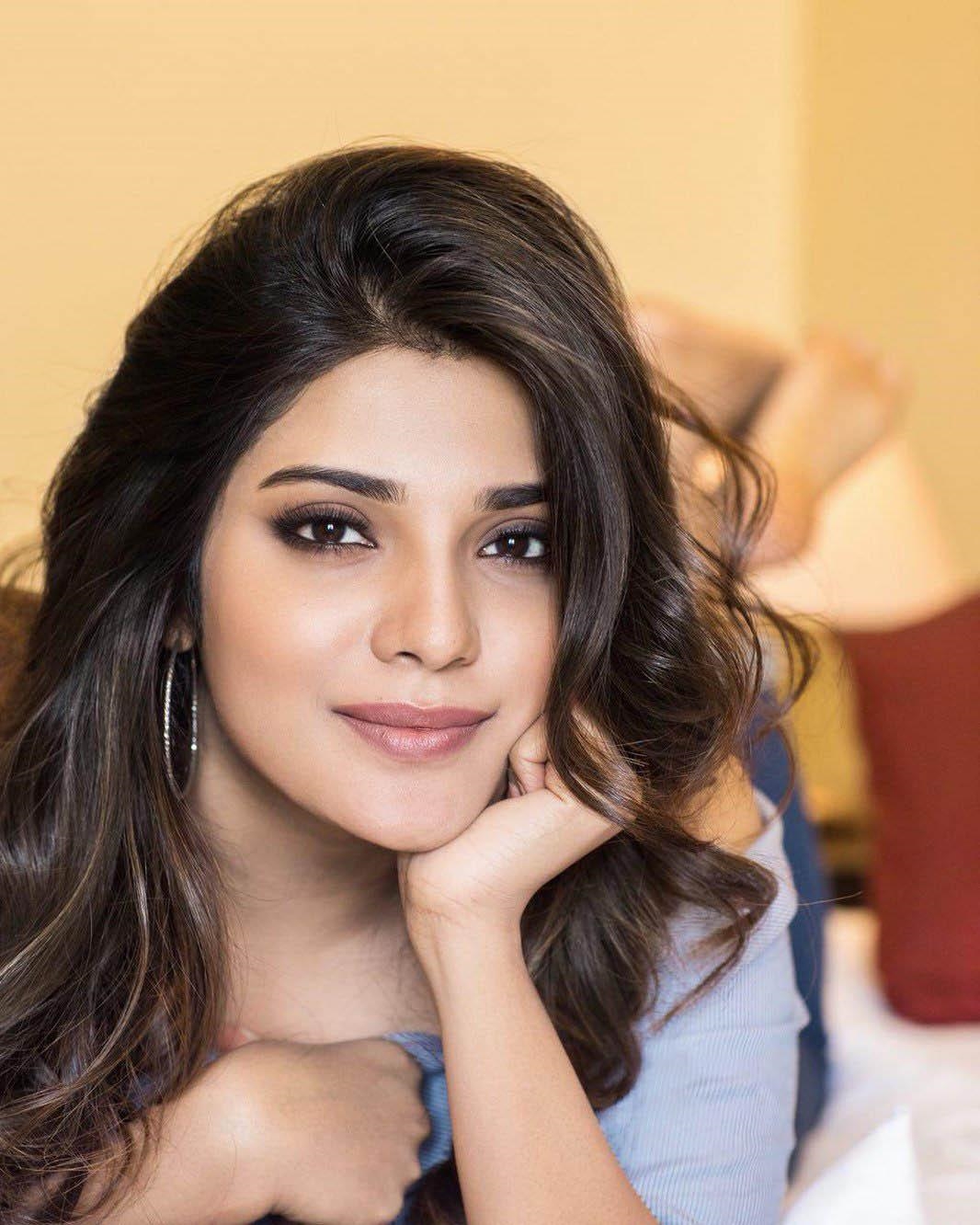 Gorgeous Actress Aathmika Cute Images