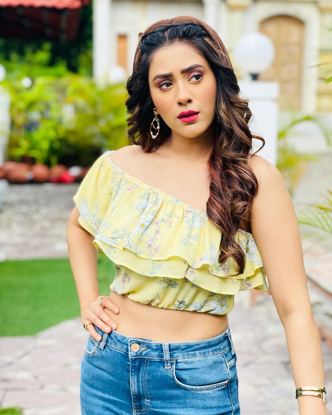 Hiba Nawab New Images In Stylish Look