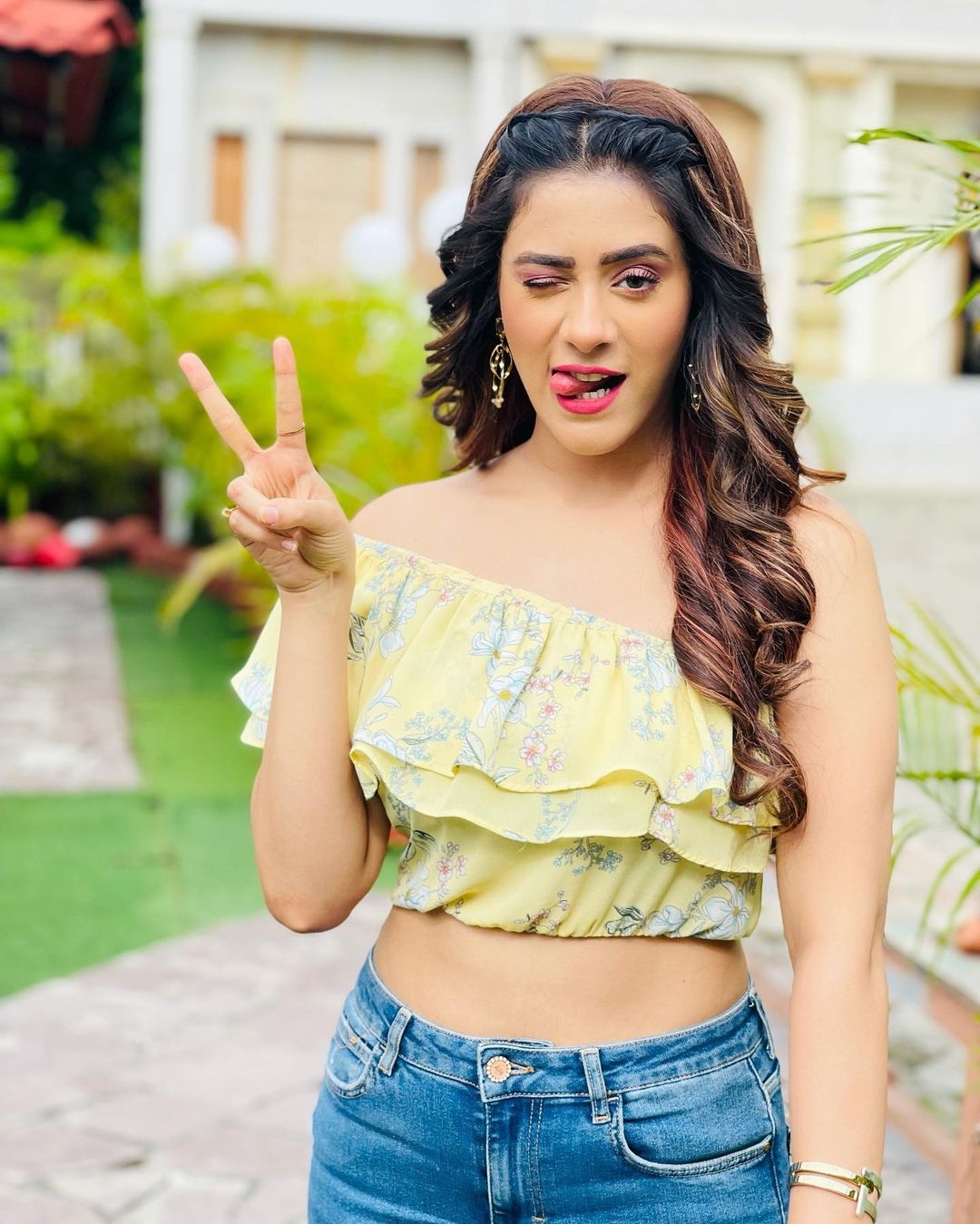Hiba Nawab New Images In Stylish Look