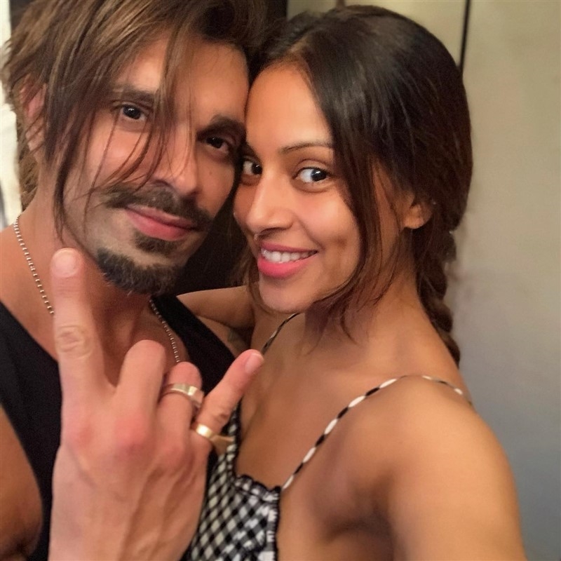 Hot Actress Bipasha Basu Images