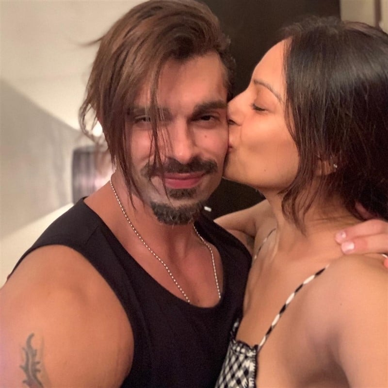 Hot Actress Bipasha Basu Images
