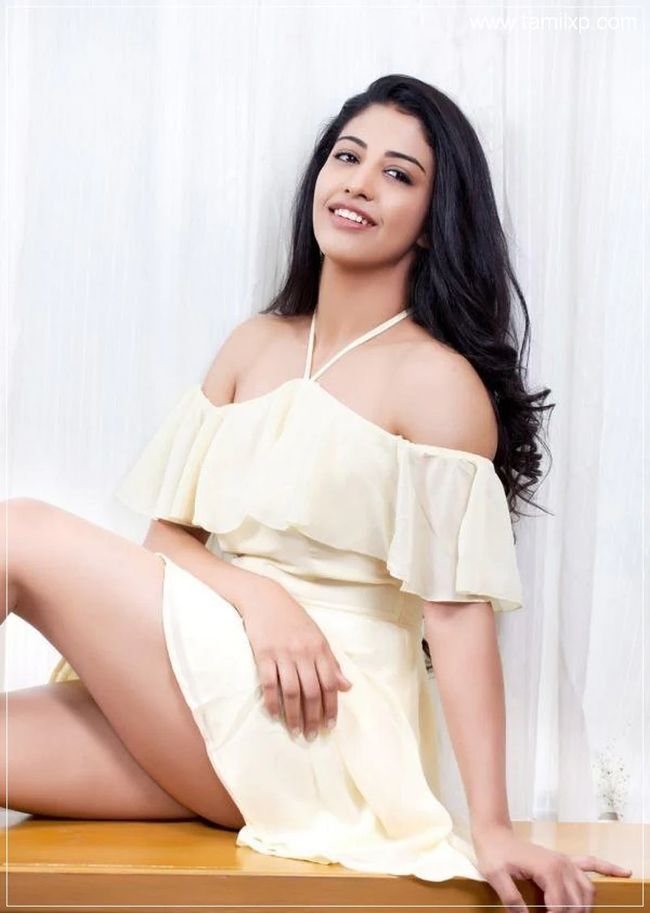 Hot Actress Daksha Nagarkar Images