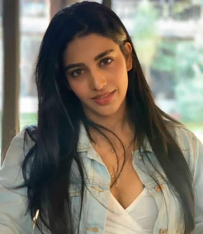 Hot Actress Daksha Nagarkar Images