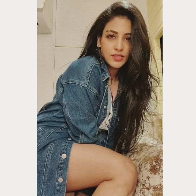 Hot Actress Daksha Nagarkar Images