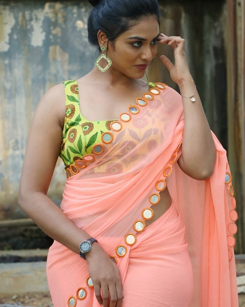 Indhuja chubby photos in saree