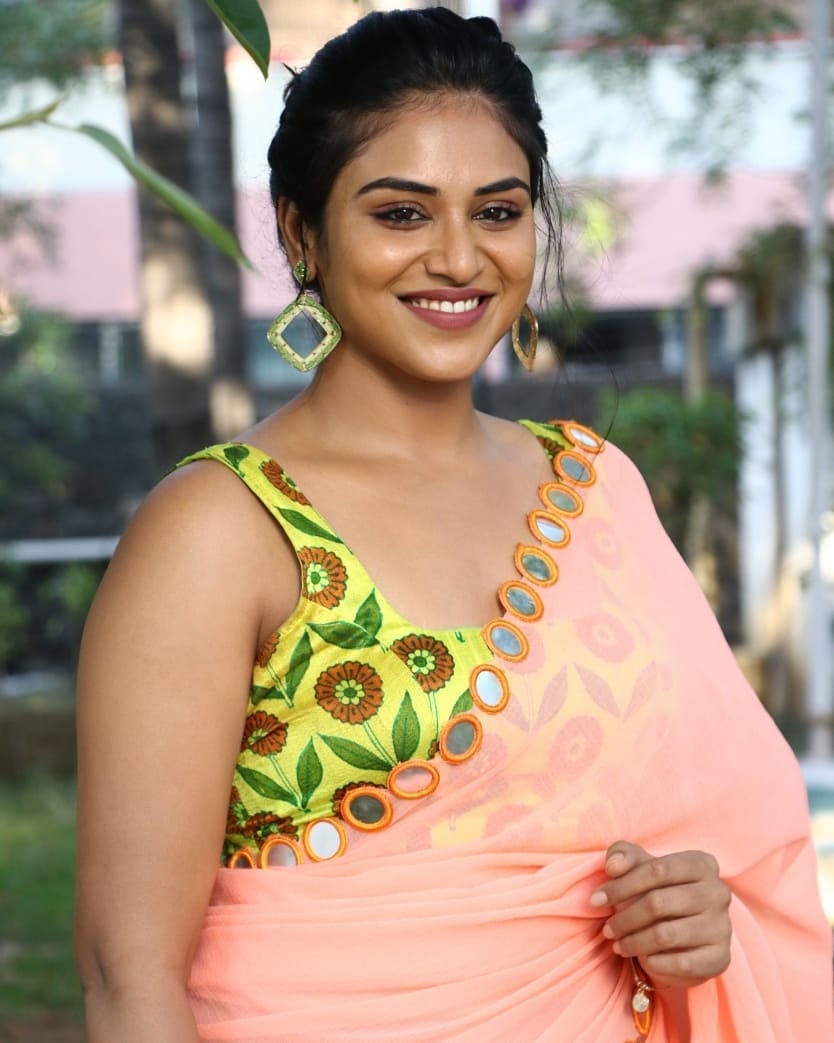 Indhuja chubby photos in saree