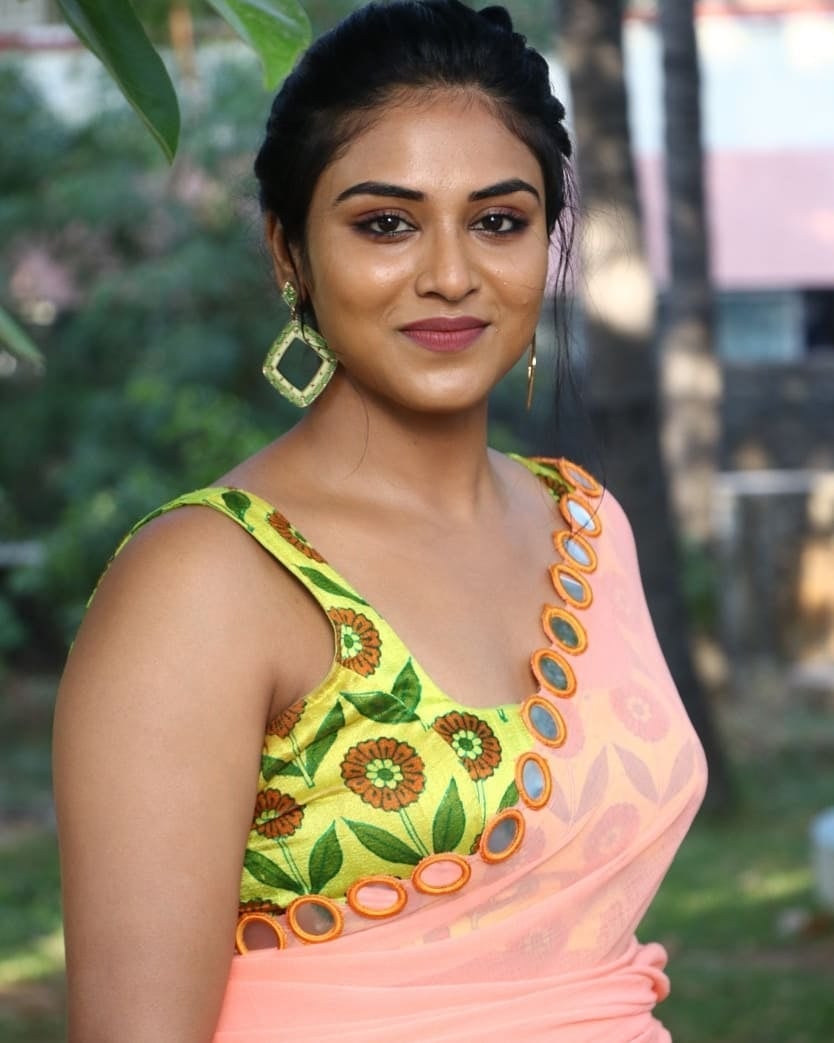 Indhuja chubby photos in saree