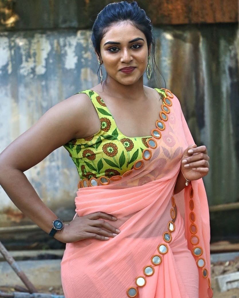 Indhuja chubby photos in saree