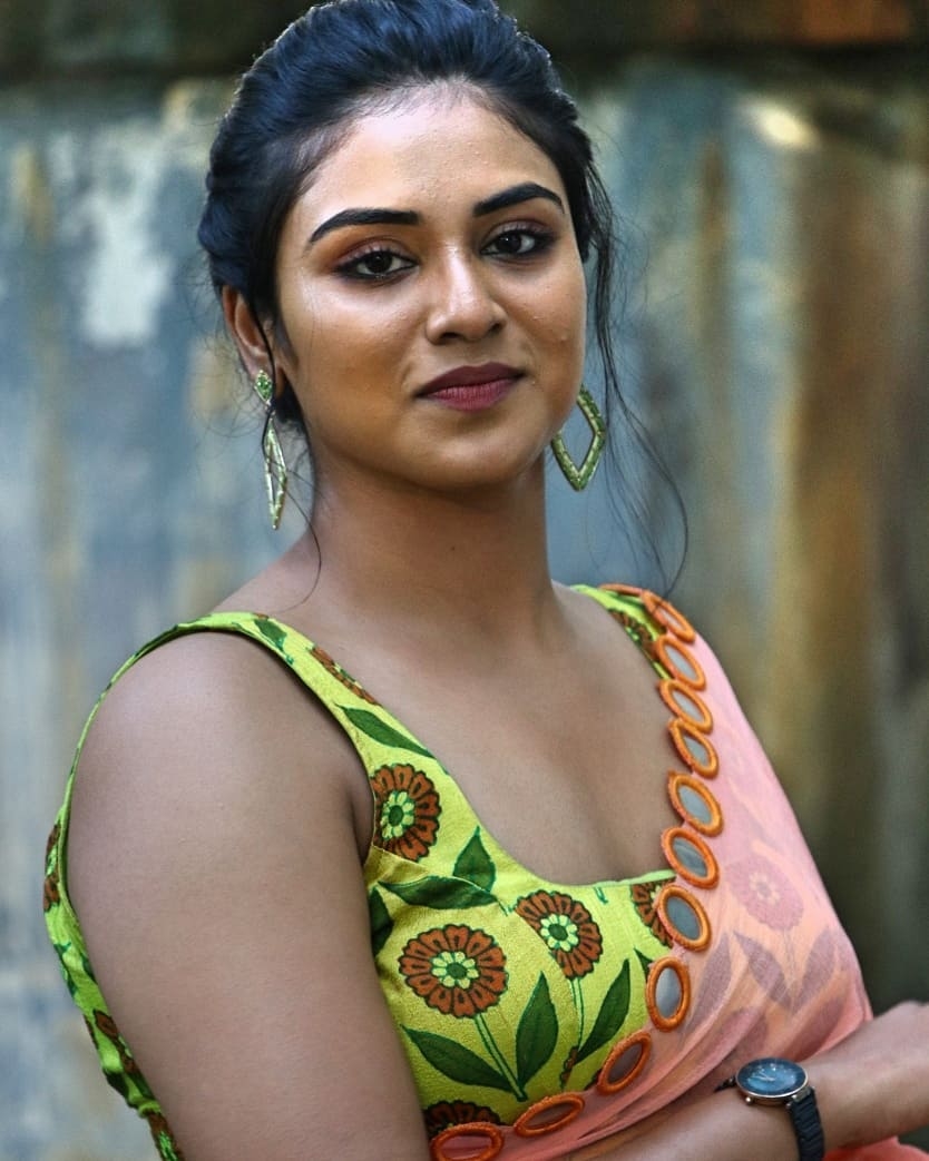 Indhuja chubby photos in saree