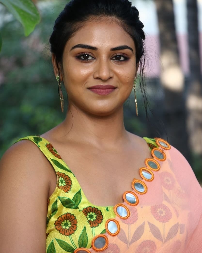 Indhuja chubby photos in saree