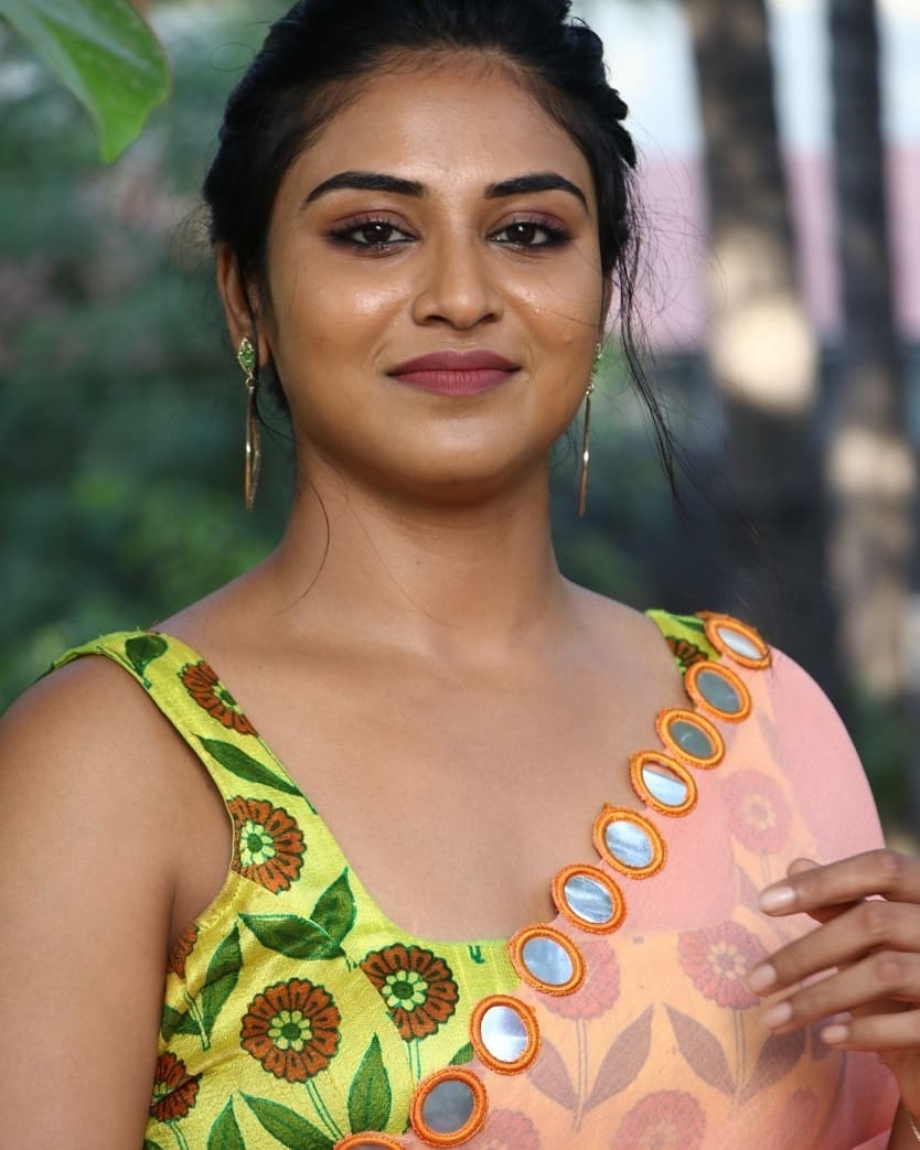 Indhuja chubby photos in saree