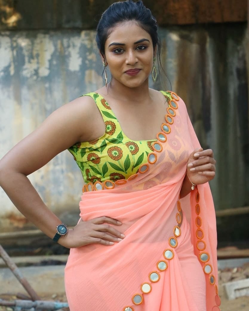 Indhuja chubby photos in saree