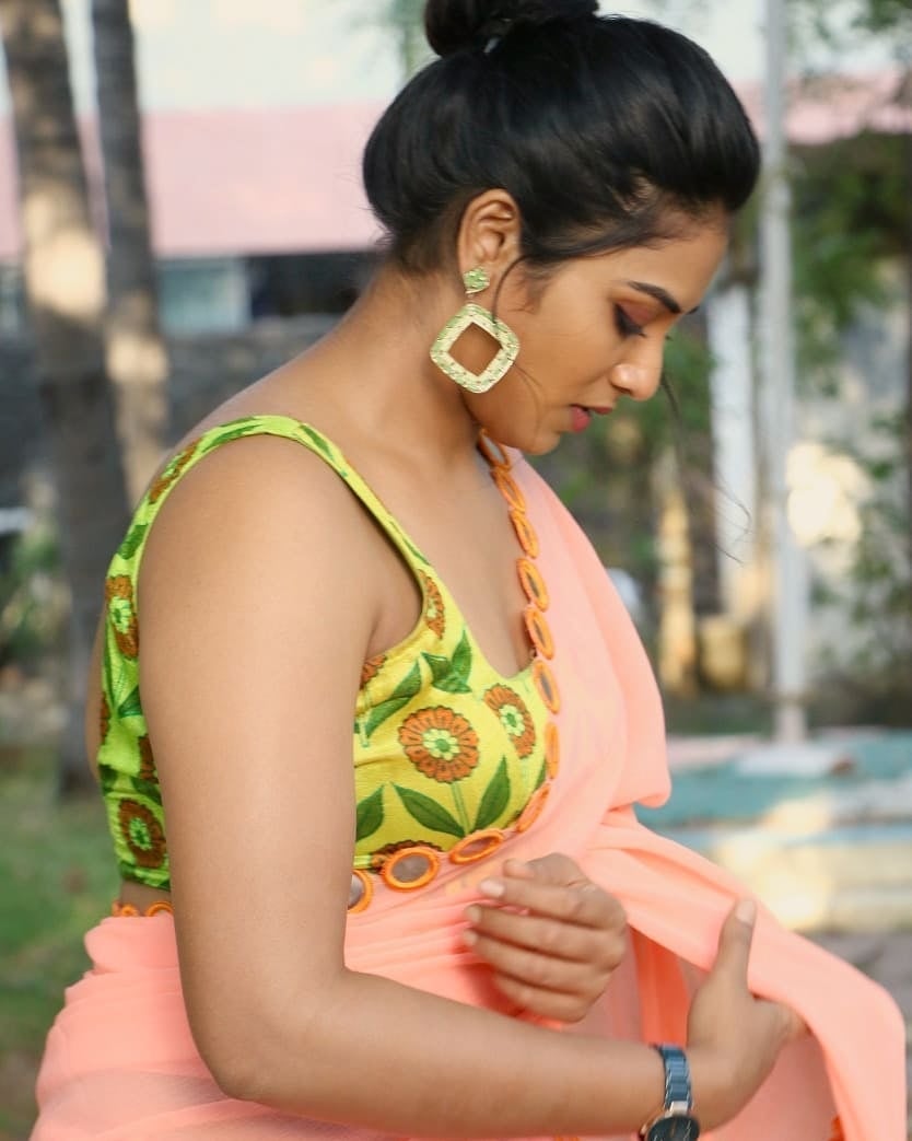 Indhuja chubby photos in saree