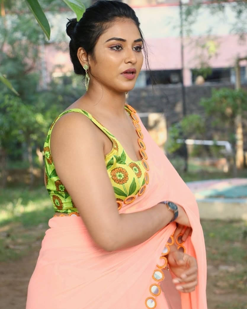 Indhuja chubby photos in saree