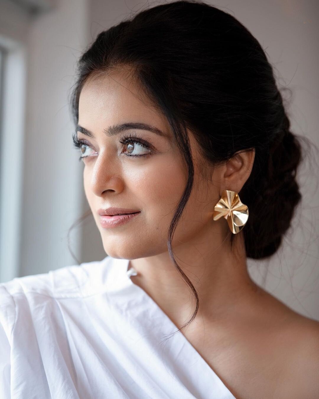 Janani Iyer Amazing New Looks Photos