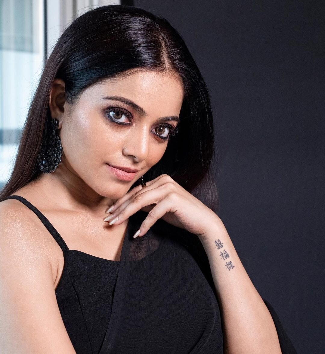 Janani Iyer Amazing New Photos