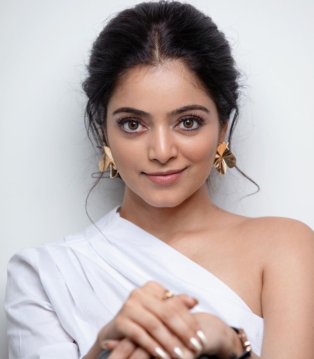 Janani Iyer Amazing New Photos