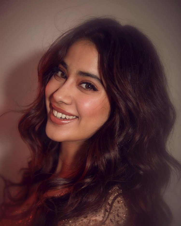 Janhvi Kapoor Hot Photos Gallery Collection