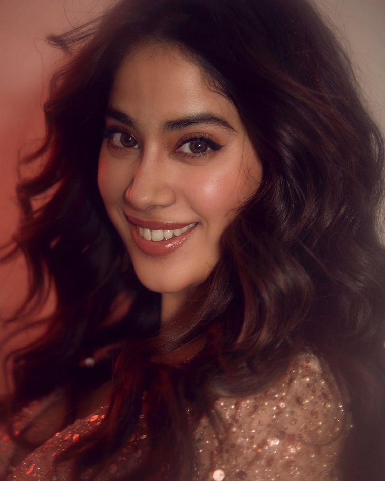 Janhvi Kapoor Hot Photos Gallery Collection