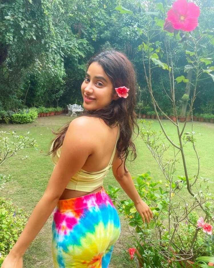 Janhvi Kapoor New Clicks In Garden
