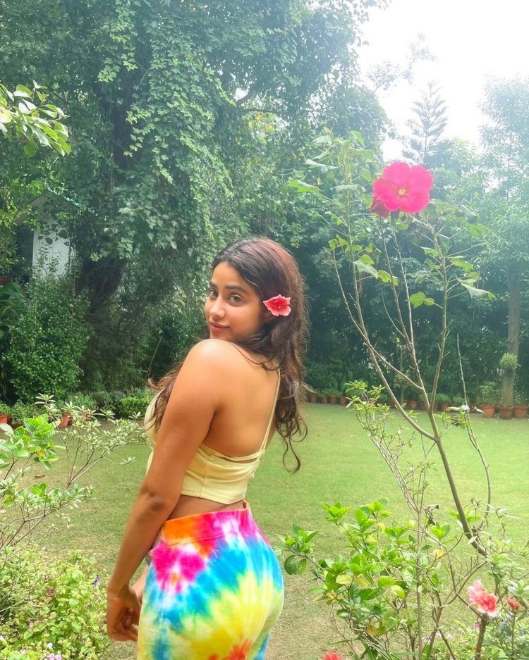 Janhvi Kapoor New Clicks In Garden