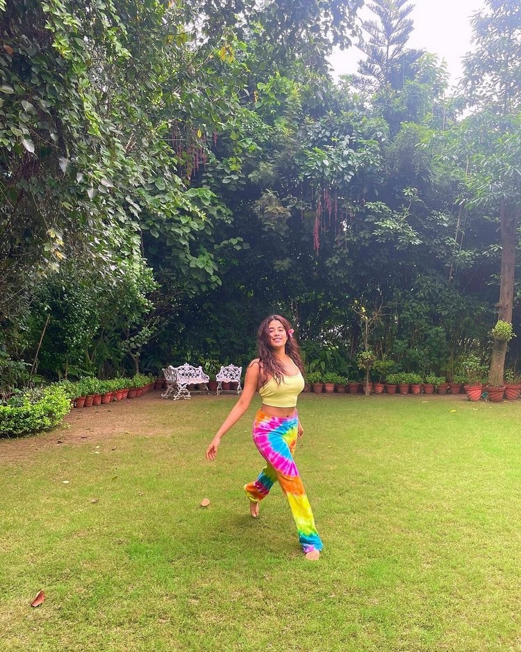 Janhvi Kapoor New Clicks In Garden