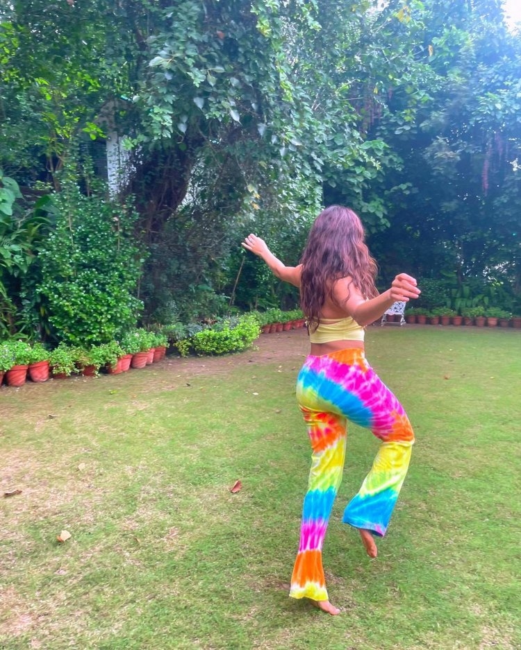 Janhvi Kapoor New Clicks In Garden