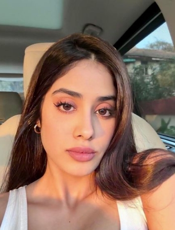 Janhvi Kapoor dazzling Photos