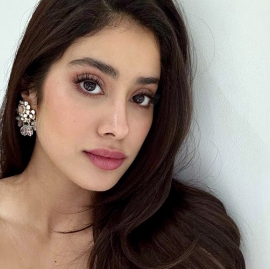 Janhvi Kapoor dazzling Photos