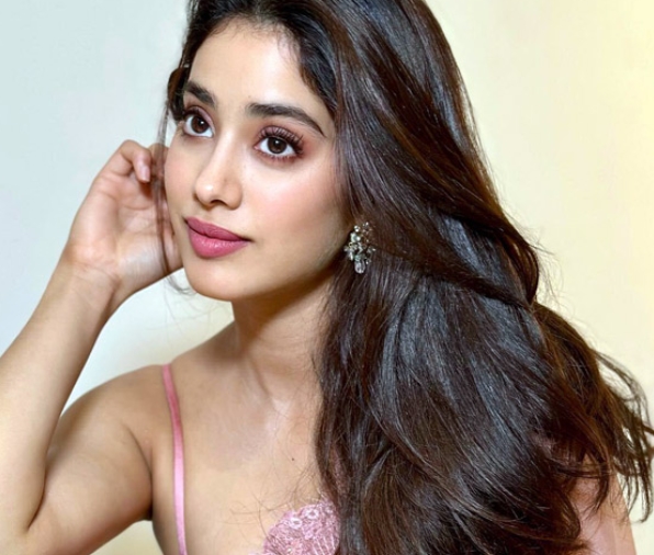 Janhvi Kapoor dazzling Photos