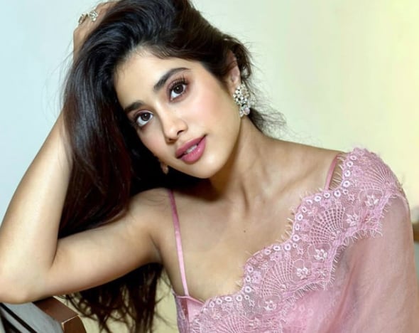 Janhvi Kapoor dazzling Photos