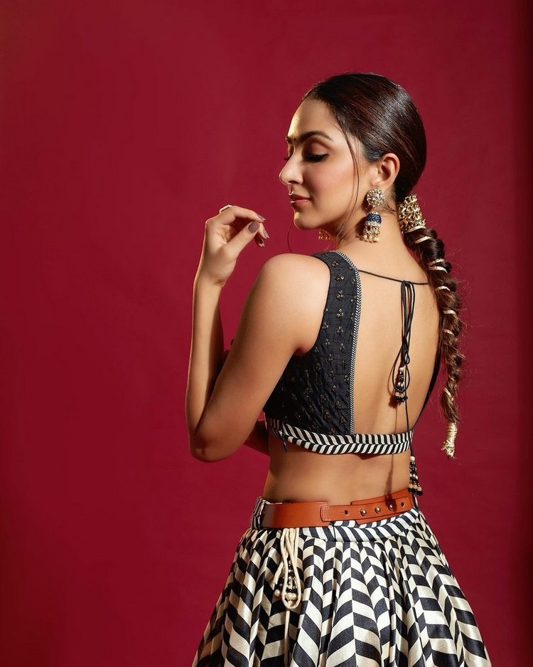 Kiara Advani Pics Collection In OutSide